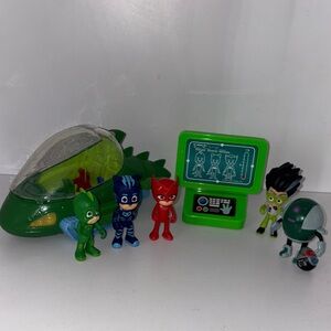 PJ Masks Gekko Deluxe Mobile Light Up Racer Vehicle & Romeo Lab Playset